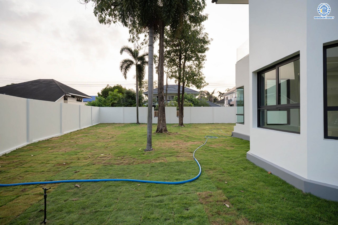 บ้านมือสองตกแต่งใหม่ โครงการ กฤษดานคร20 ปิ่นเกล้า-บรมราชชนนี บ้านหลังมุม ติดทะเลสาบ บนเนื้อที่กว้างมากถึง 238 ตร.ว. ตกแต่งด้วยวัสดุเกรดพรีเมี่ยม ฟังก์ชัน 5 ห้องนอน 6 ห้องน้ำ 1 ห้องอเนกประสงค์ 4 ที่จอดรถ พร้อมทั้งเปลี่ยนระบบไฟฟ้า สุขาภิบาล ทำเลศักยภาพ ติดถนนบรมราชชนนี ใกล้มหาวิทยาลัยมหิดล และเพียง 10 นาทีถึงเซ็นทรัล ปิ่นเกล้า